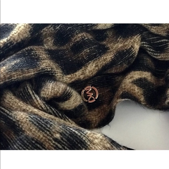 ❗️SOLD❗️Michael Kors Leopard Print Infinity Scarf - Picture 4 of 6